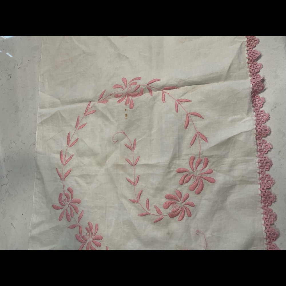 Embroidered table linen - Picture 4 of 7